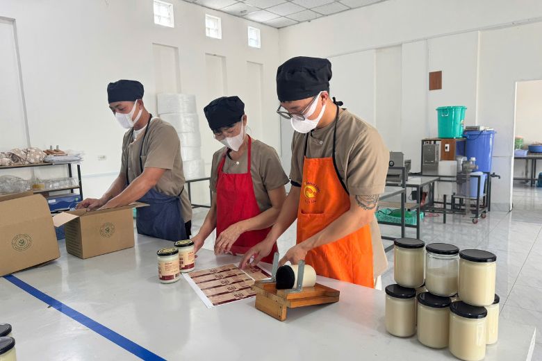 nhân viên 2b foods
